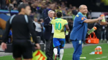 أنشيلوتي يوجه تحذيرًا واضحًا لفينيسيوس ونيمار بشأن مستواهم ومستقبلهم في الفريق